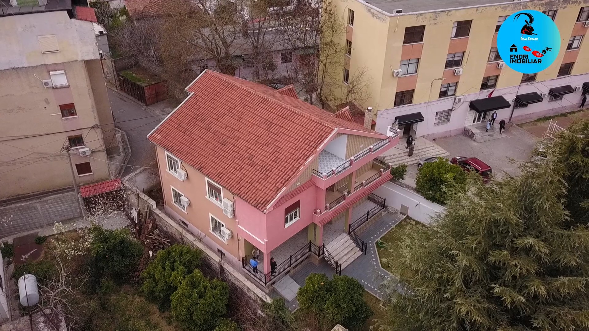 Shitet Super Vile prane Qenres