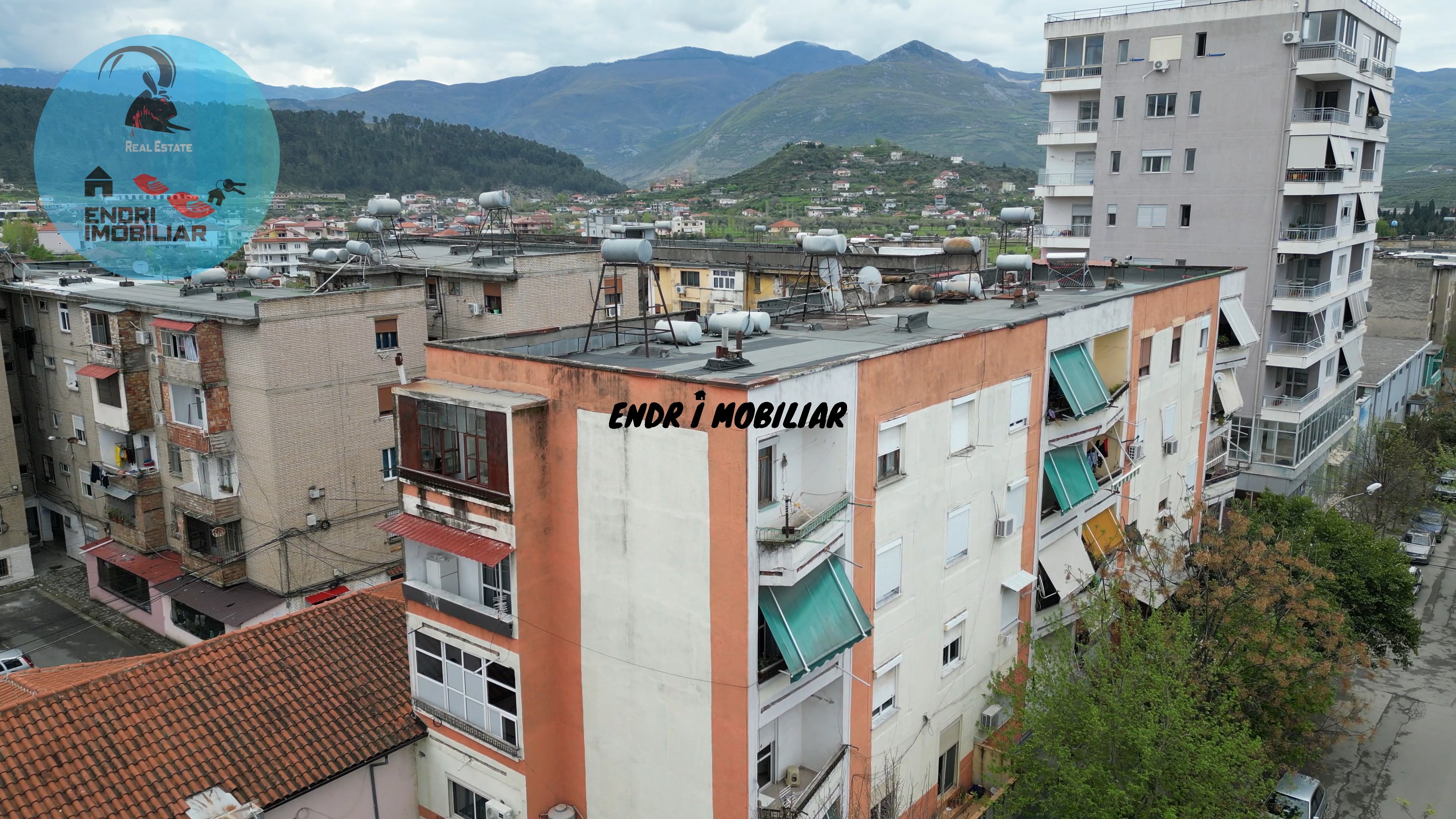 Shitet Apartament 3+1 ,zona e "kinezeve"