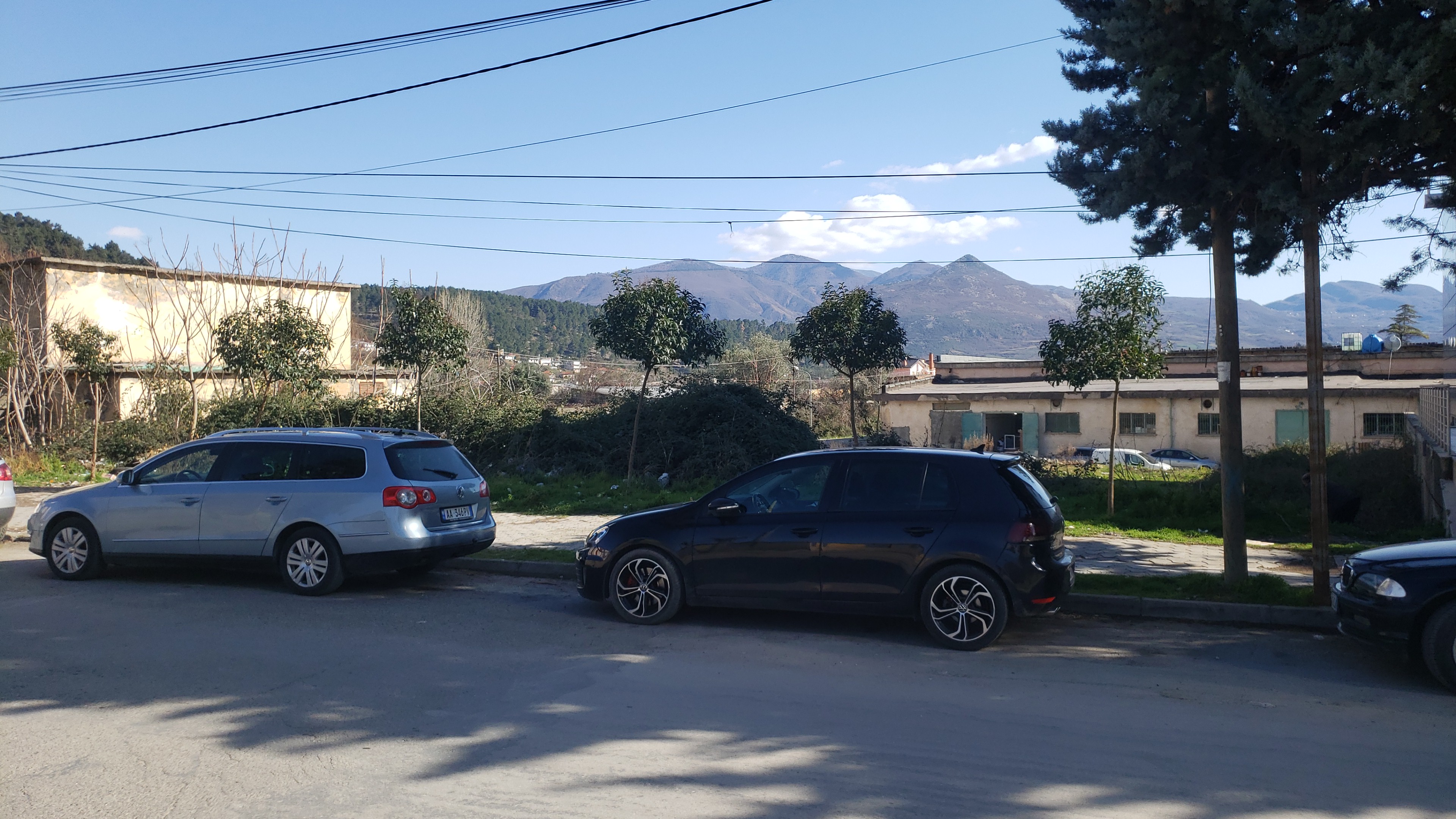 SHITET SUPER TRUALL BIZNESI BUZE RRUGES