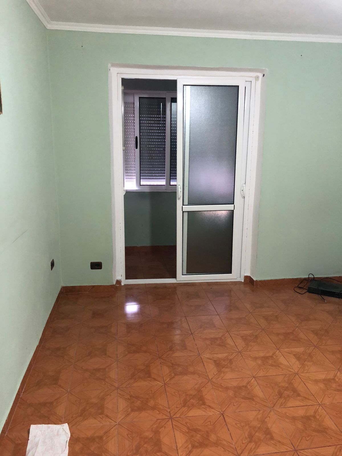 Shitet Apartament 1+1 prane restorant Regina