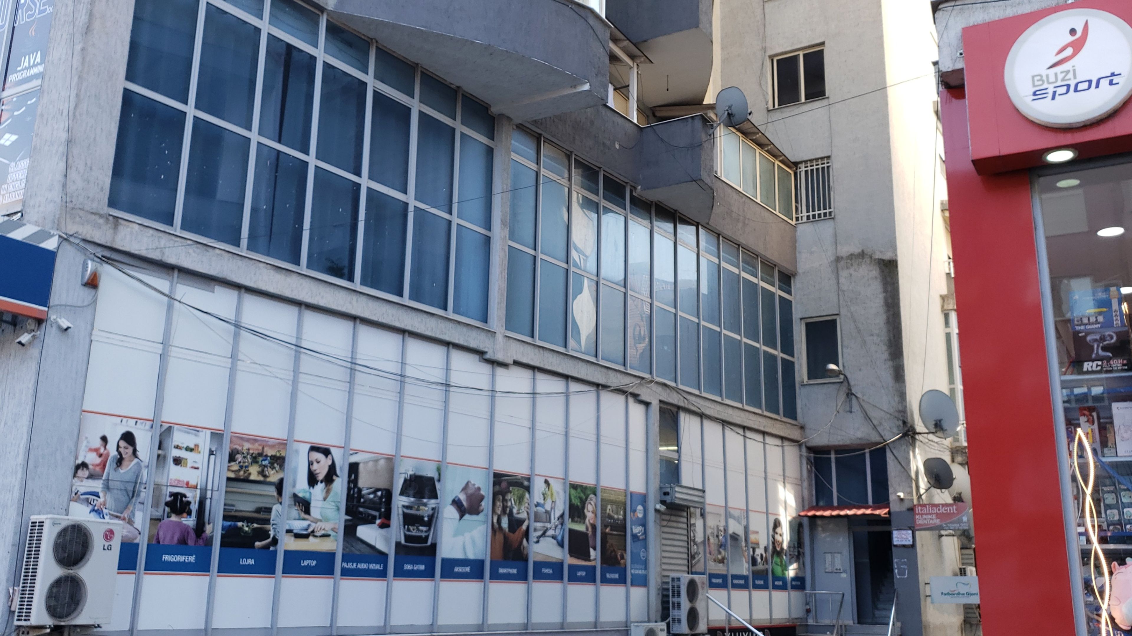 Shitet Njesi Biznesi ,kati i 2-te siper Neptunit 100 m2