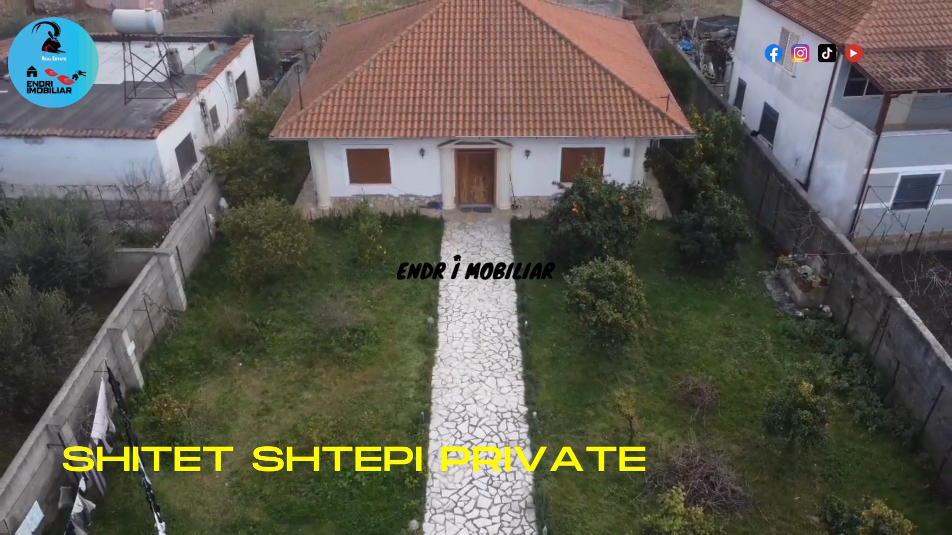 Shitet Shtepi Private & 1000 m2 Truall